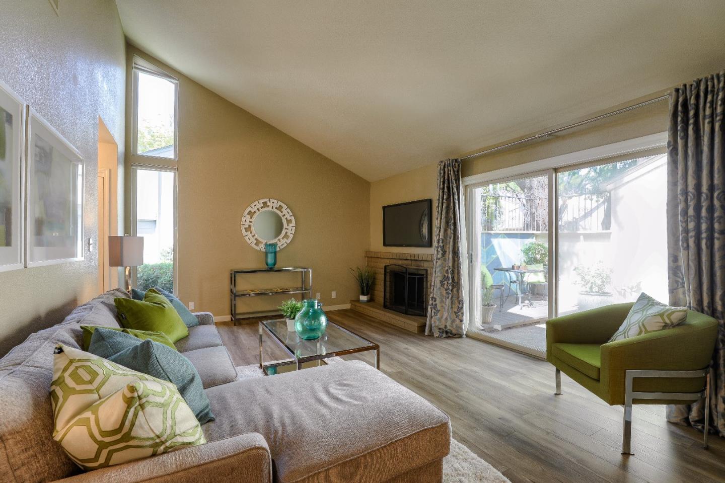 Detail Gallery Image 1 of 1 For 984 Lakeshire Ct, San Jose,  CA 95126 - 3 Beds | 2 Baths
