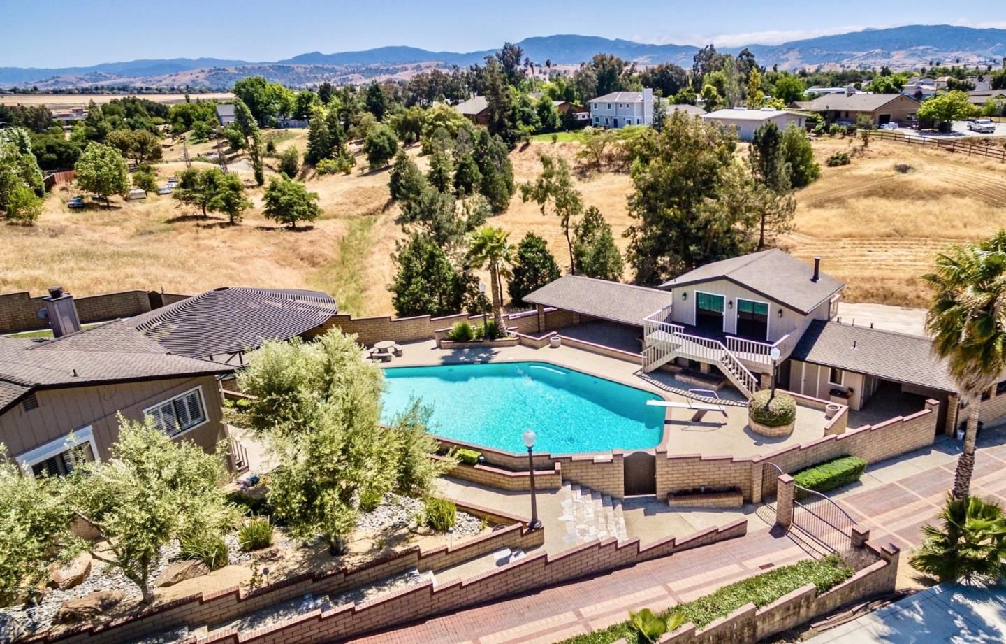 58 Beverly Dr, Hollister, CA 95023 3 Beds 2 Baths (Sold