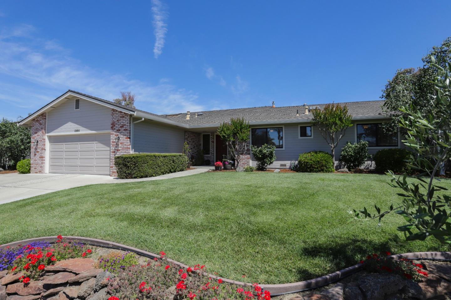 1205 S Ridgemark Dr, Hollister, CA 95023 4 Beds 2/1 Baths (Sold