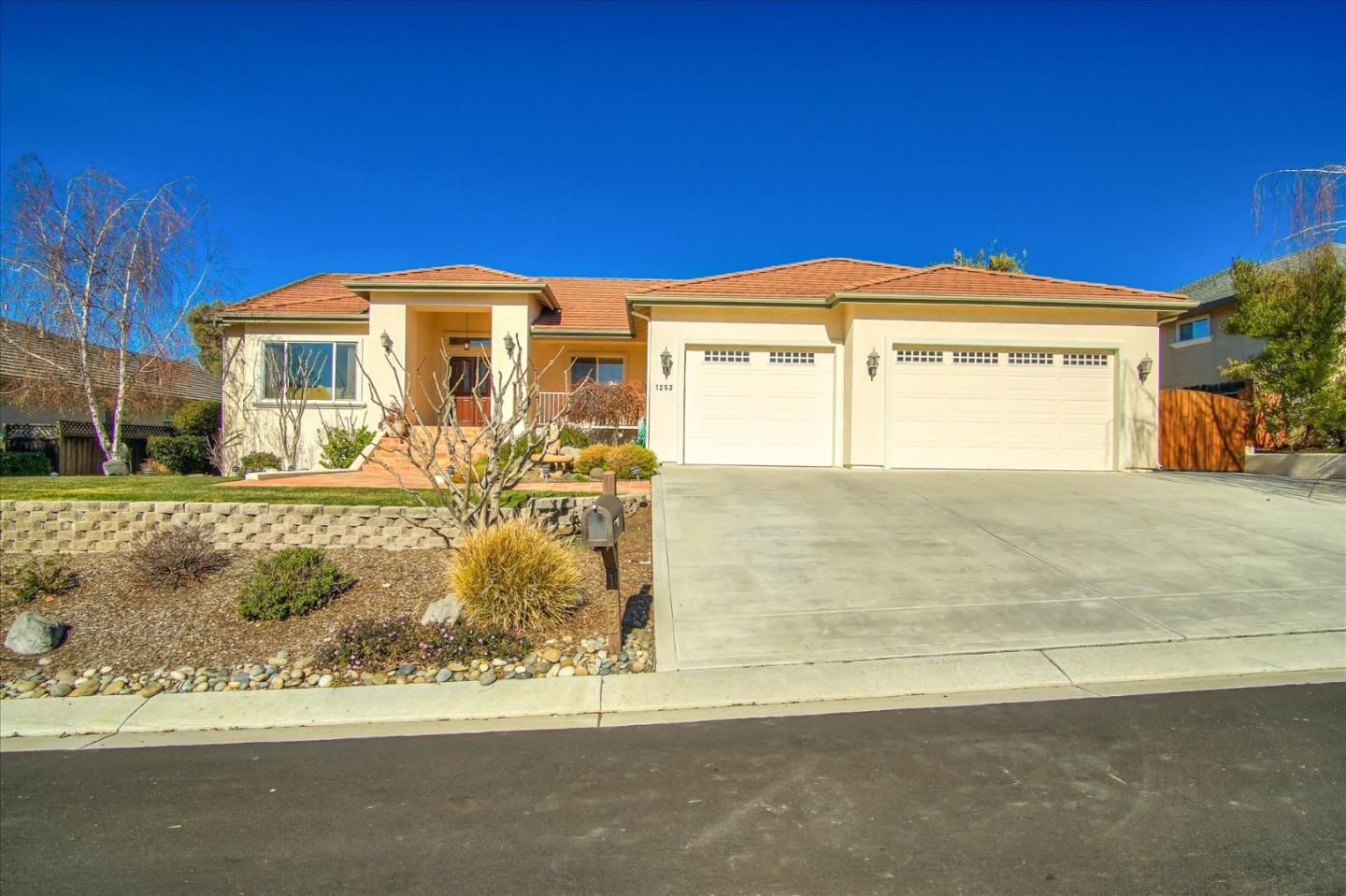 1252 Ridgemark Dr, Hollister, CA 95023 4 Beds 3 Baths (Sold