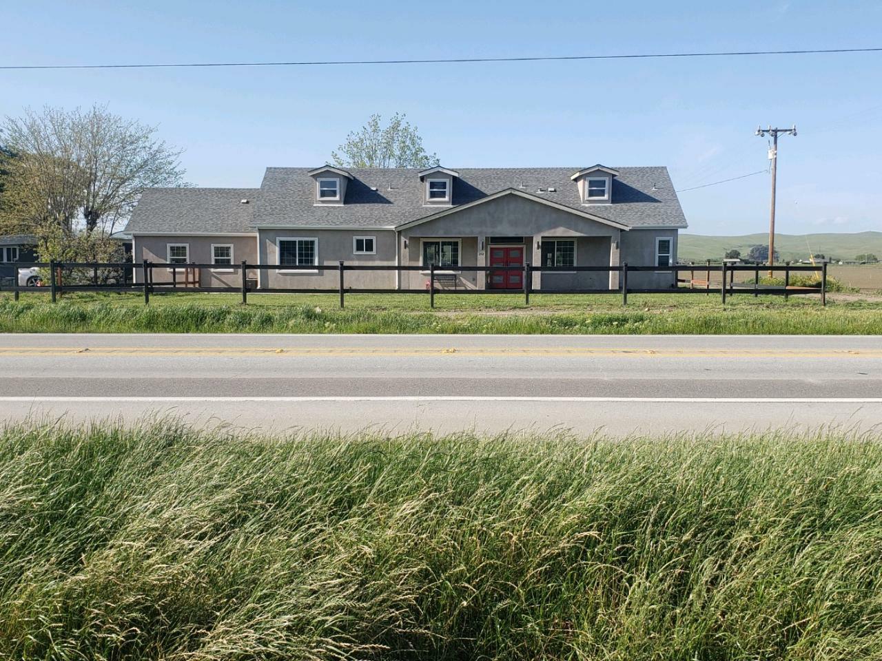 1752 San Juan Hollister Rd, San Juan Bautista, CA 95045 3 Beds 2