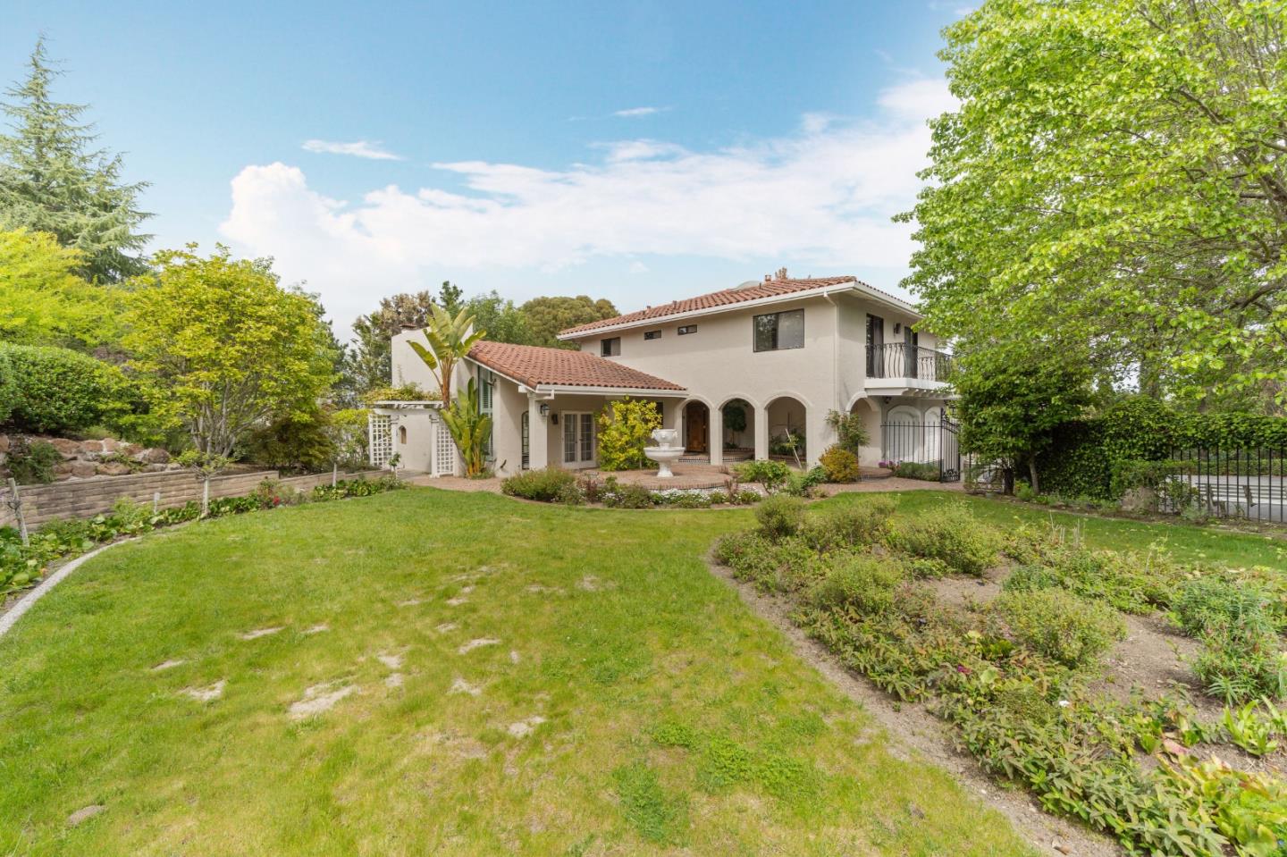 14257 Stanford Ct, Los Altos Hills, CA 94022 5 Beds 3/1 Baths (Sold