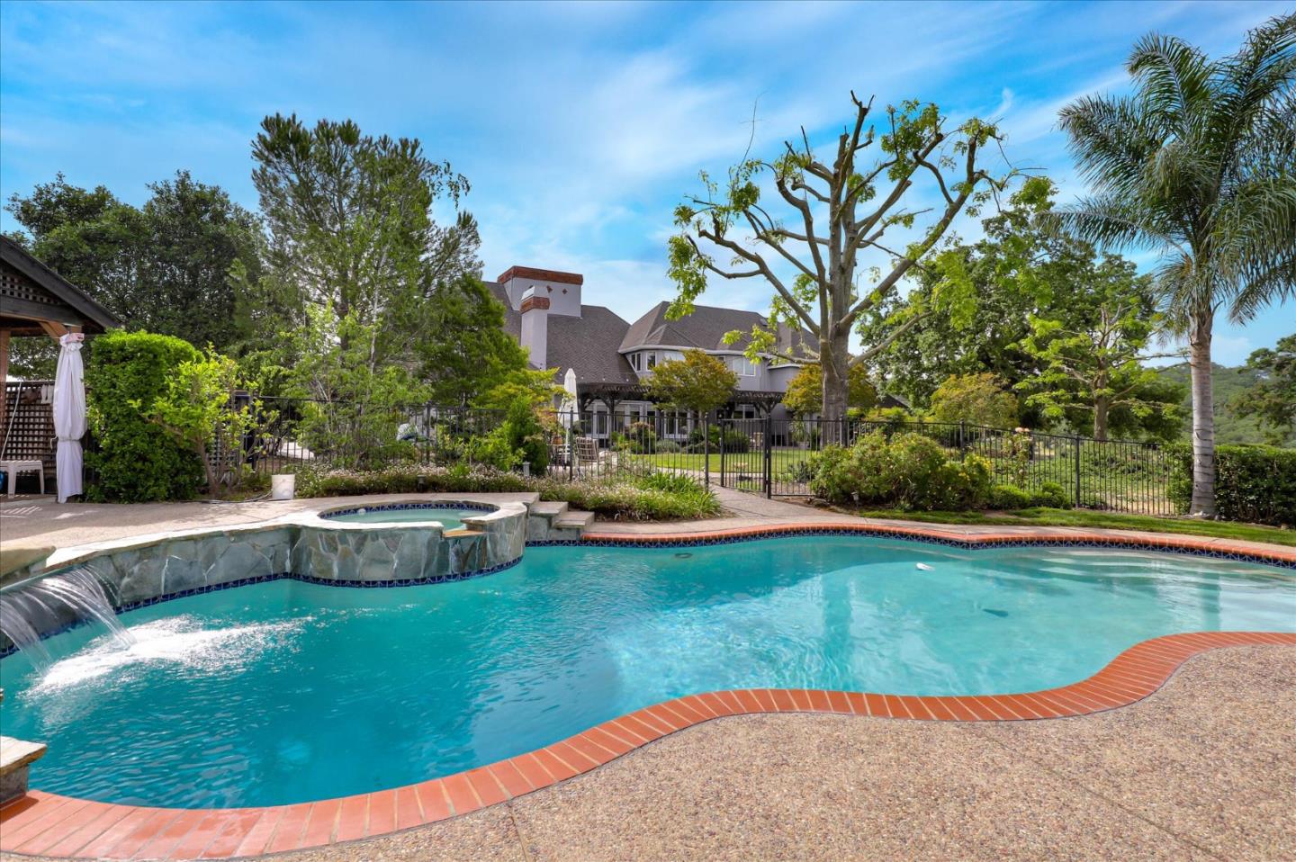 925 W San Martin Ave, San Martin, CA 95046 4 Beds 3/2 Baths (Sold