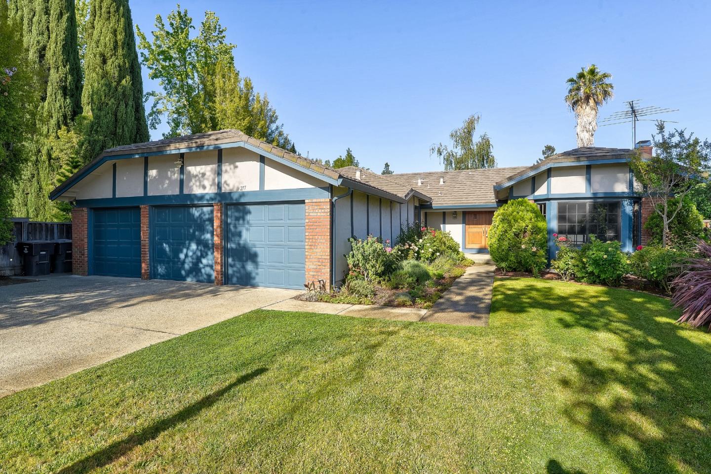 Detail Gallery Image 1 of 1 For 277 Apricot Ln, Mountain View,  CA 94040 - 4 Beds | 2/1 Baths