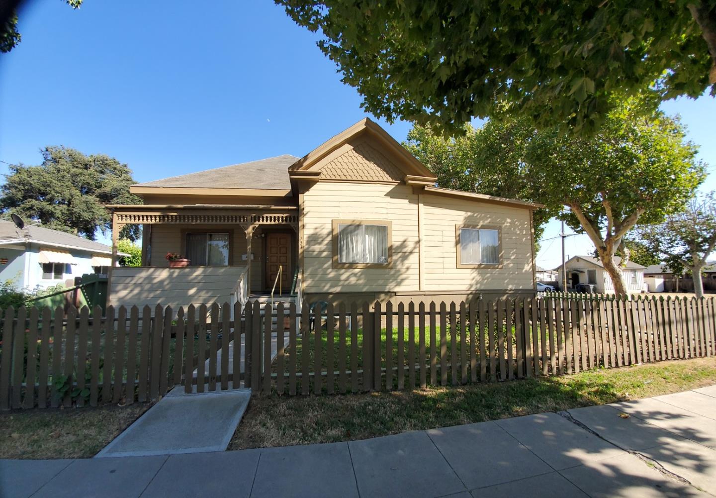 231 Pearl St, King City, CA 93930 5 Beds 2 Baths (Sold
