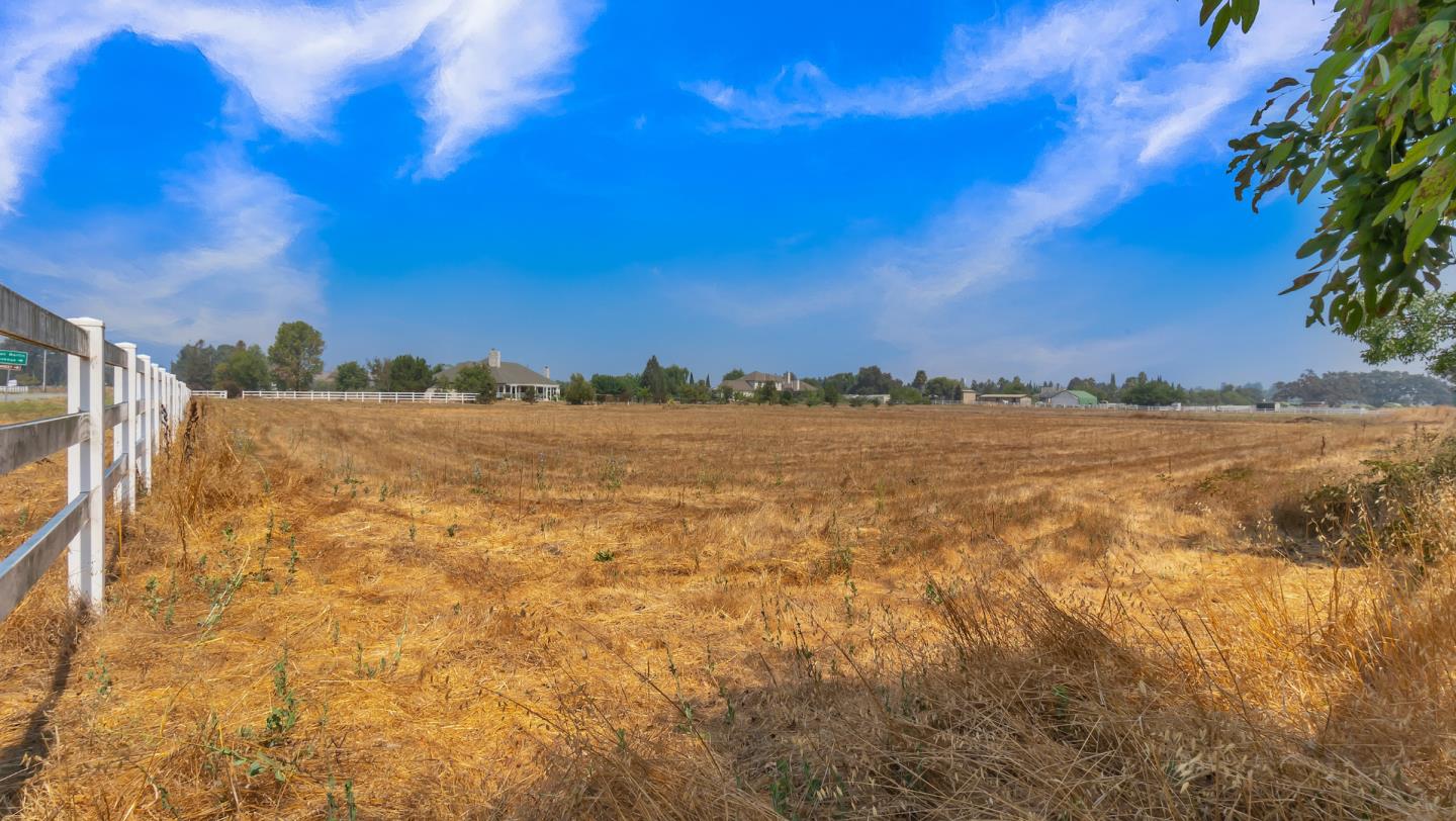 680 W San Martin Ave, San Martin, CA 95046 4 Beds 3/1 Baths