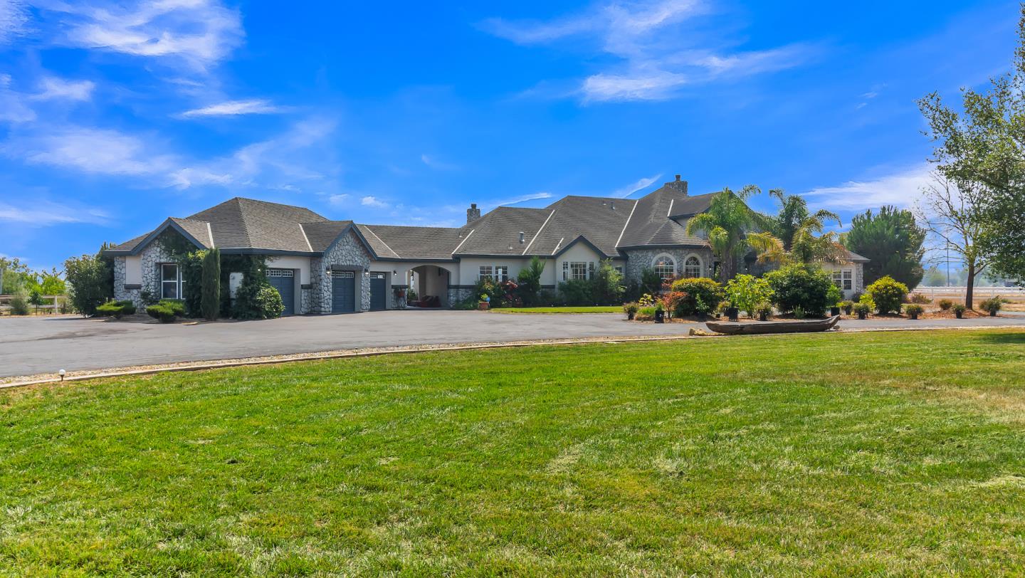 680 W San Martin Ave, San Martin, CA 95046 4 Beds 3/1 Baths