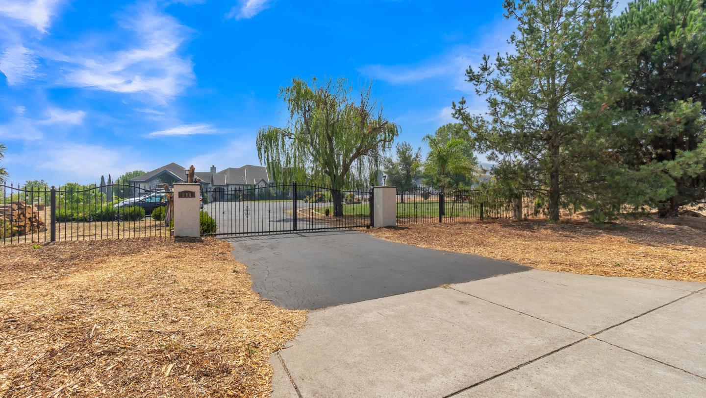 680 W San Martin Ave, San Martin, CA 95046 4 Beds 3/1 Baths