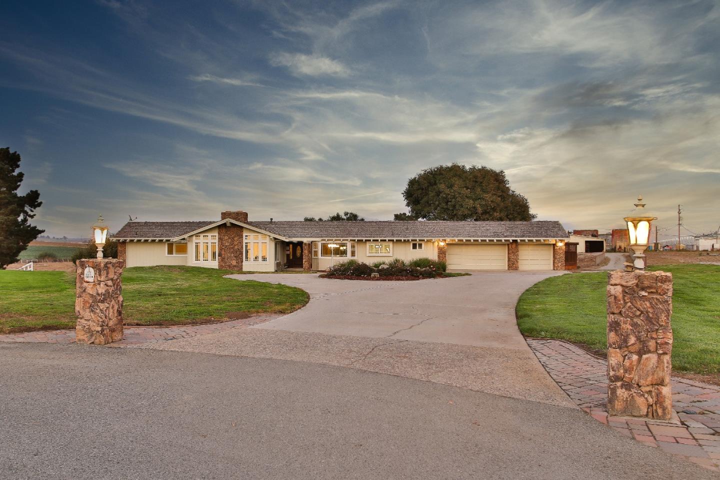 Detail Gallery Image 1 of 1 For 11820 Foxwood Ln, Salinas,  CA 93907 - 3 Beds | 2/1 Baths