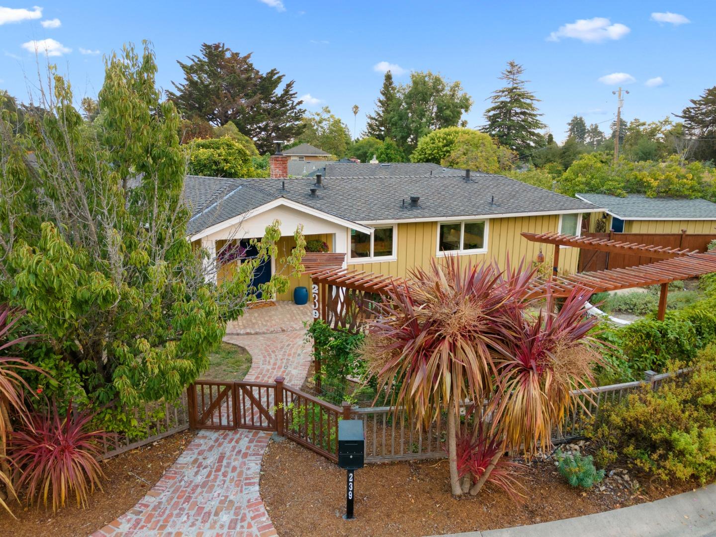 Detail Gallery Image 1 of 1 For 239 Ross St, Santa Cruz,  CA 95060 - 4 Beds | 2/1 Baths