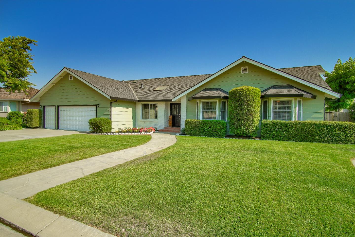 1220 S Ridgemark Dr, Hollister, CA 95023 3 Beds 2/1 Baths (Sold