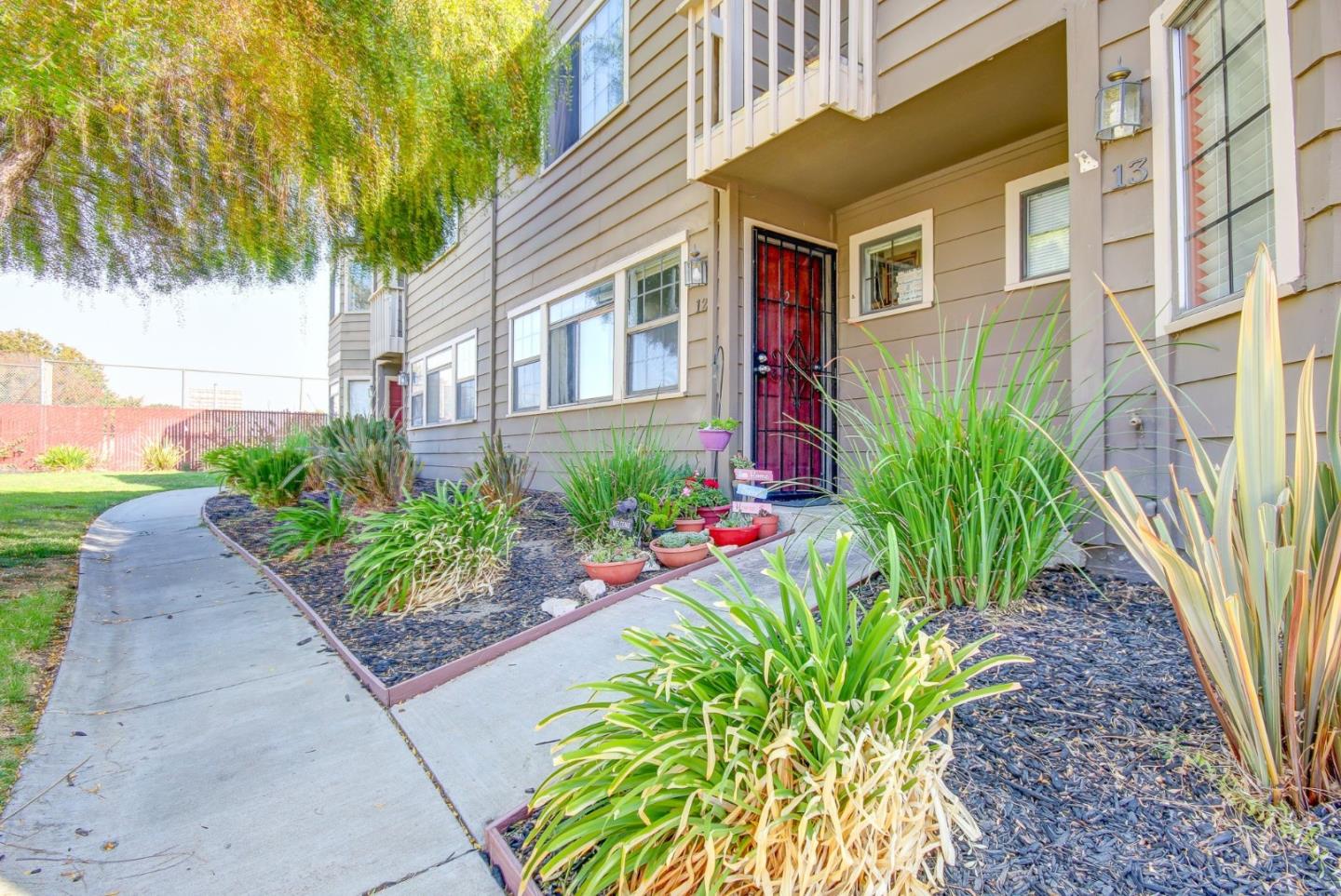 Detail Gallery Image 1 of 1 For 140 Gibson Dr #12,  Hollister,  CA 95023 - 3 Beds | 1/1 Baths