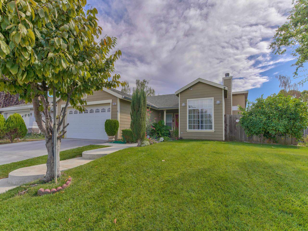 1601 Brighton Dr, Hollister, CA 95023 3 Beds 2 Baths (Sold
