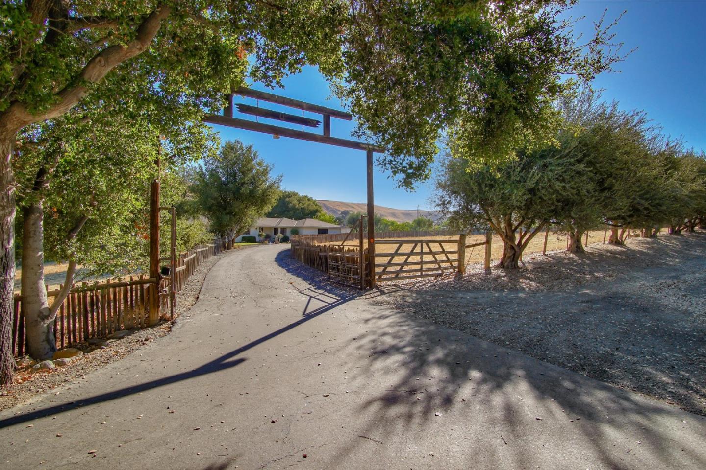 9581 Airline Hwy, Tres Pinos, CA 95075 3 Beds 3 Baths (Active