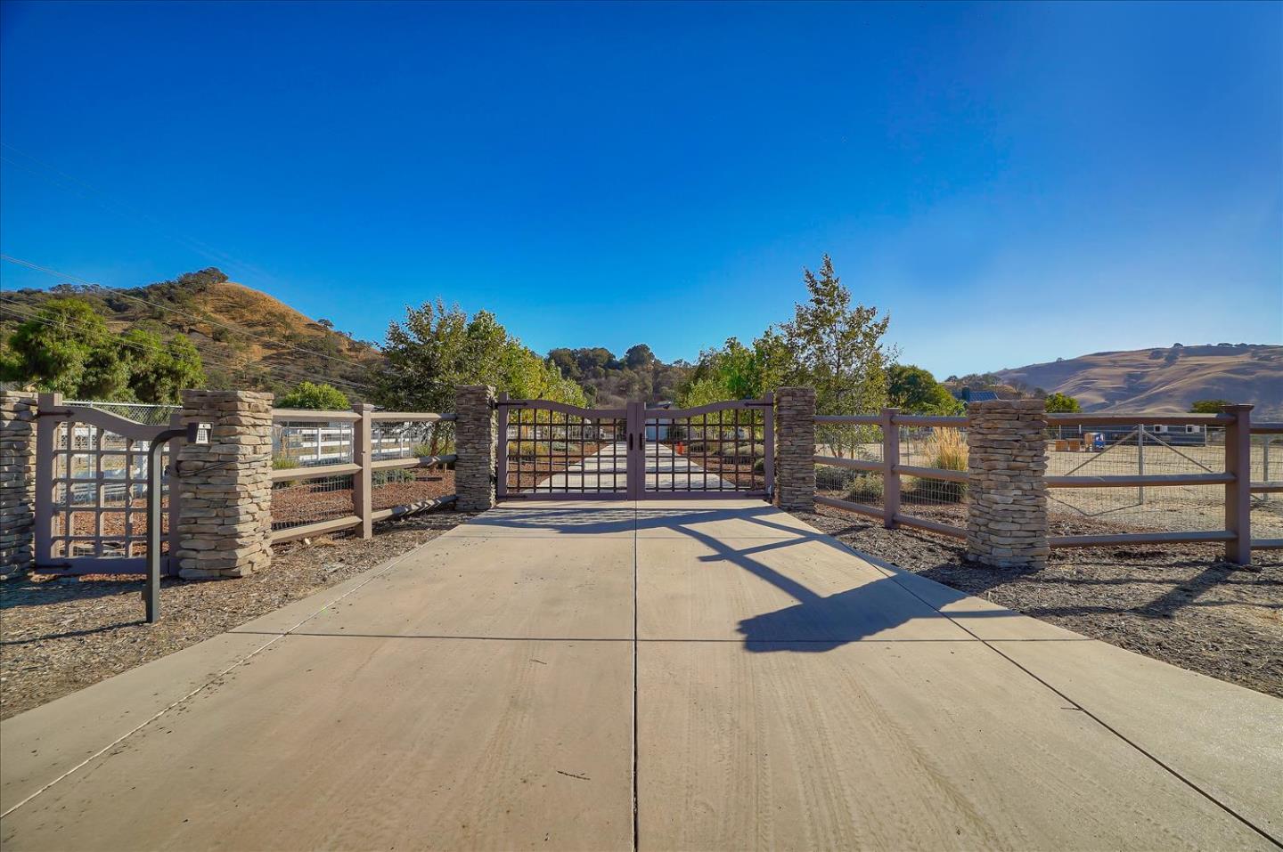 6840 Southside Rd, Hollister, CA 95023 3 Beds 2/1 Baths (Sold