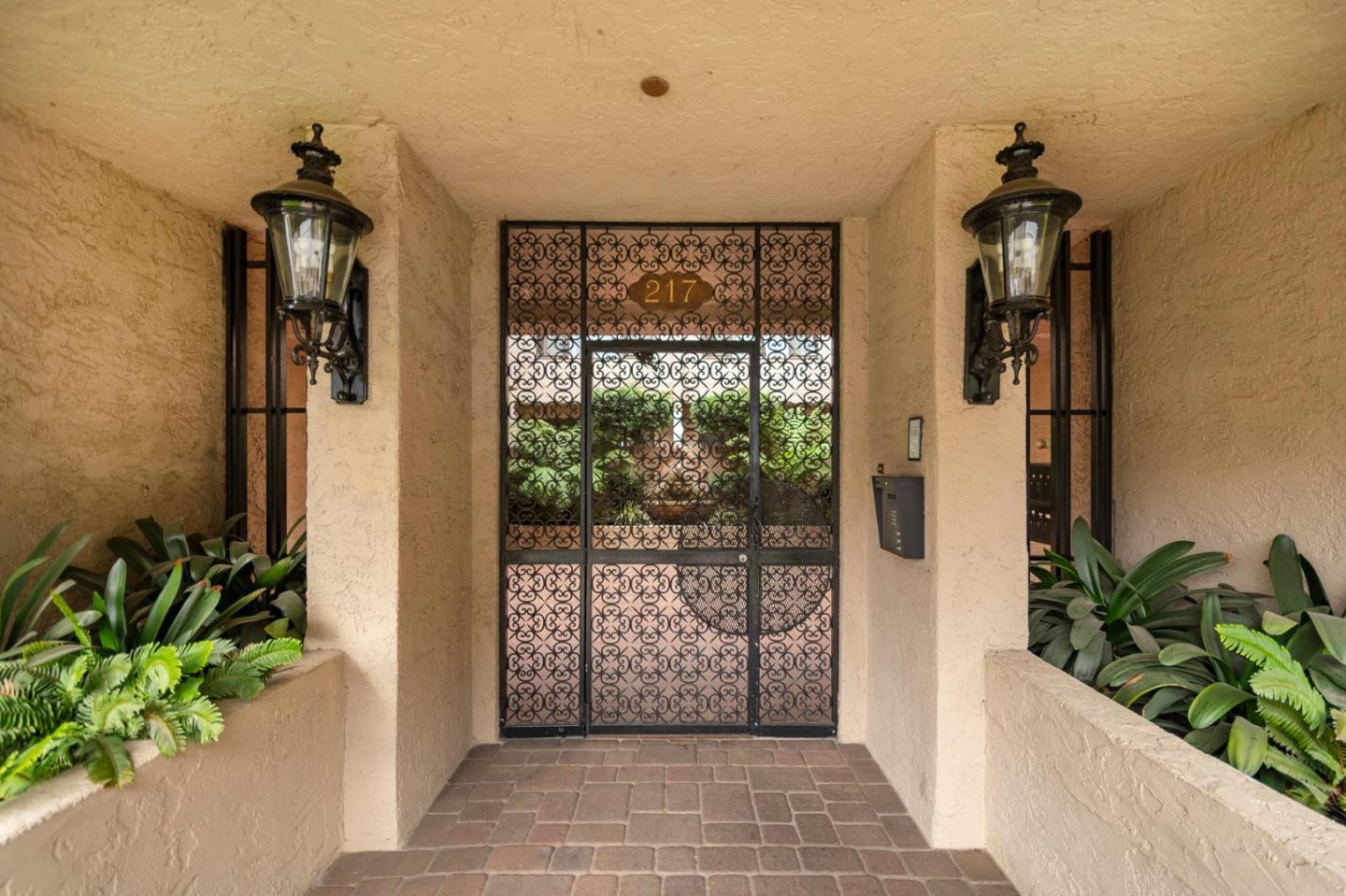 Detail Gallery Image 1 of 1 For 217 8th Ave #101,  San Mateo,  CA 94401 - 2 Beds | 2 Baths