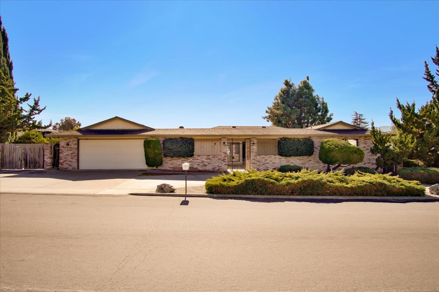 725 Ridgemark Dr, Hollister, CA 95023 3 Beds 2 Baths (Sold