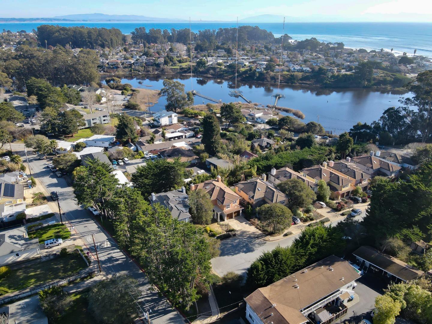 Detail Gallery Image 1 of 1 For 170 Clearwater Ct, Santa Cruz,  CA 95062 - 3 Beds | 2/1 Baths