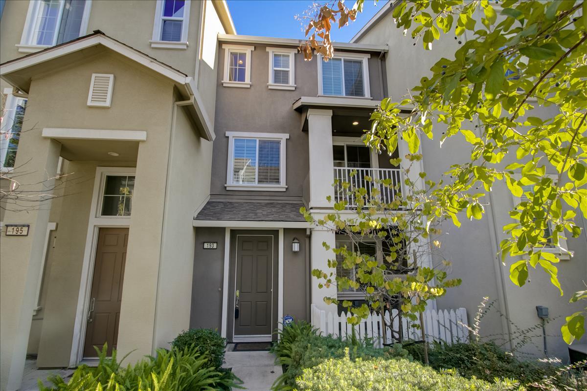Detail Gallery Image 1 of 1 For 193 Fable Ct, Mountain View,  CA 94043 - 2 Beds | 2/1 Baths