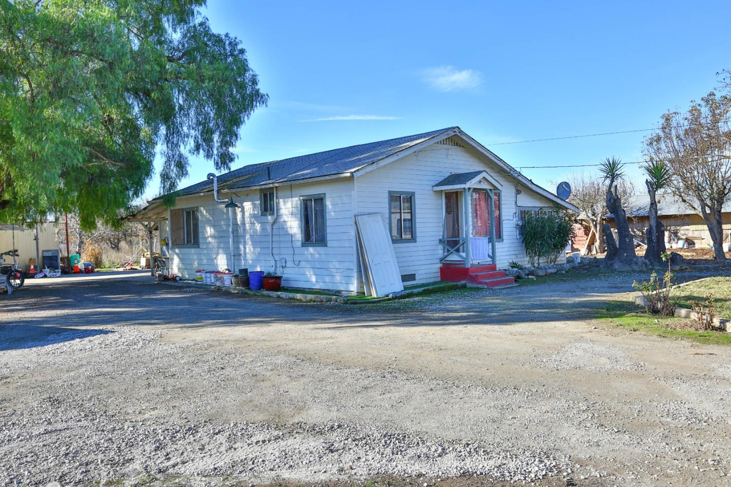 8245 Lovers Ln, Hollister, CA 95023 Beds Baths (Contingent