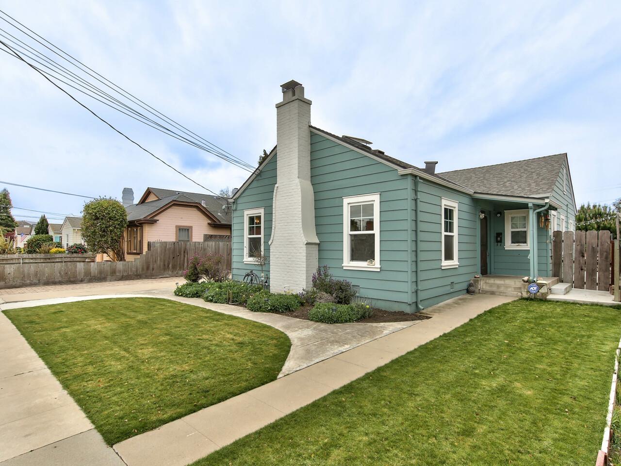 Detail Gallery Image 1 of 1 For 142 Lorimer St, Salinas,  CA 93901 - 2 Beds | 2 Baths