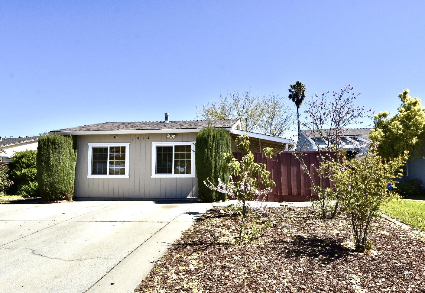 Detail Gallery Image 1 of 1 For 1954 Loch Ness Way, San Jose,  CA 95121 - 5 Beds | 2/1 Baths