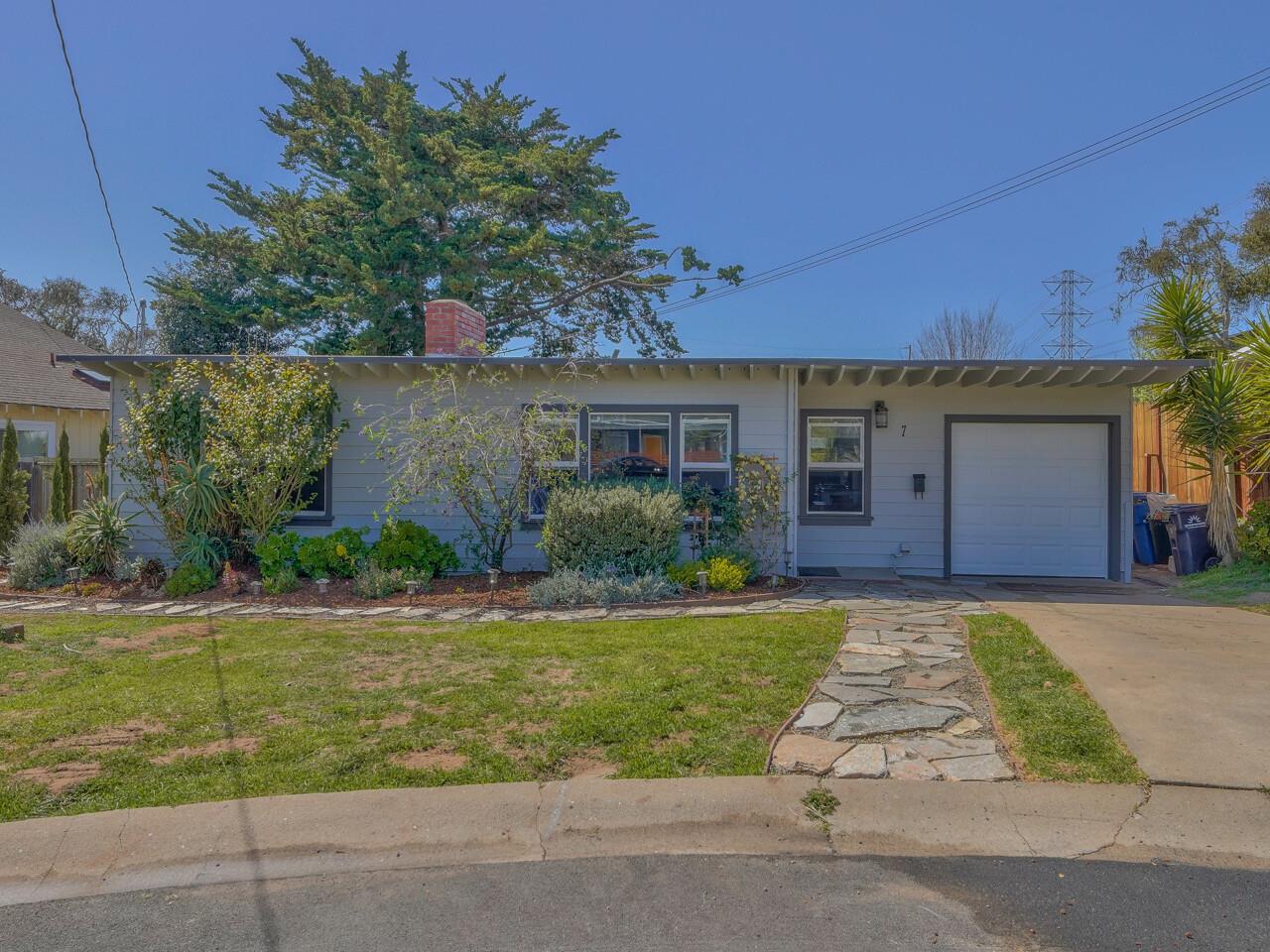 7 Malcolm Pl, Del Rey Oaks, CA 93940 3 Beds 1/1 Baths (Sold