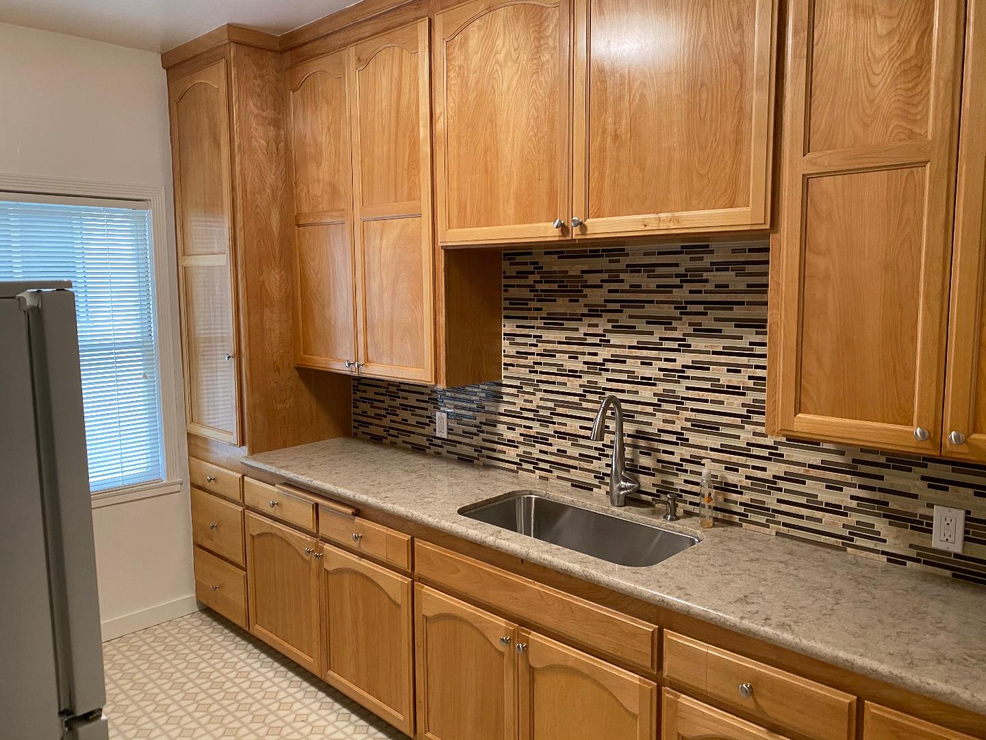 Detail Gallery Image 1 of 1 For 1017 El Camino Real #5,  Burlingame,  CA 94010 - 2 Beds | 1 Baths