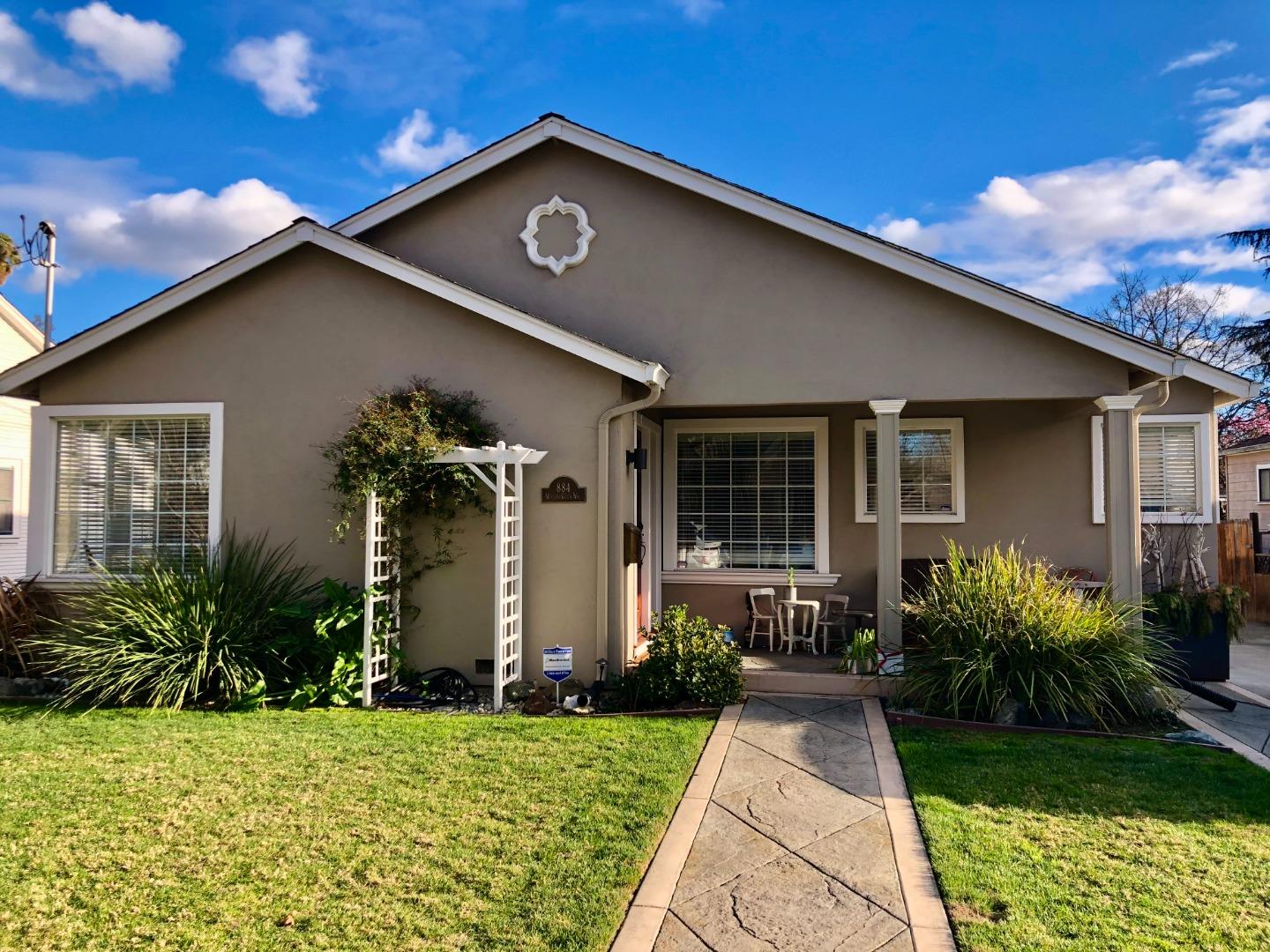 Detail Gallery Image 1 of 1 For 884 Willow Glen Way, San Jose,  CA 95125 - 3 Beds | 3 Baths