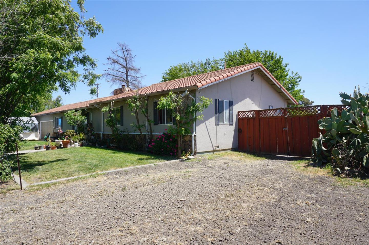 1207 Mccloskey Rd, Hollister, CA 95023 4 Beds 3 Baths (Active