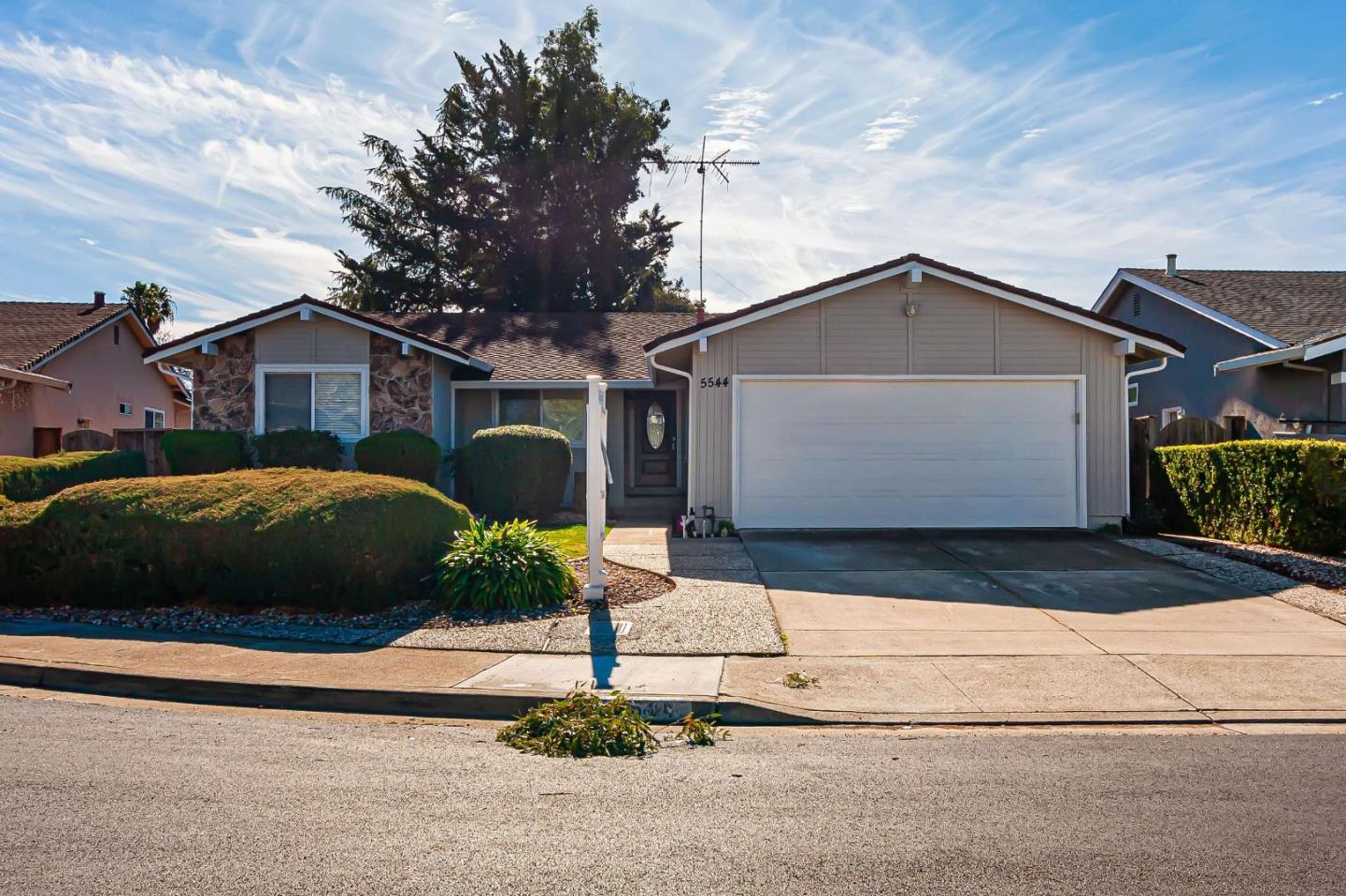 Detail Gallery Image 1 of 1 For 5544 Maplecrest Ct, San Jose,  CA 95123 - 4 Beds | 2 Baths