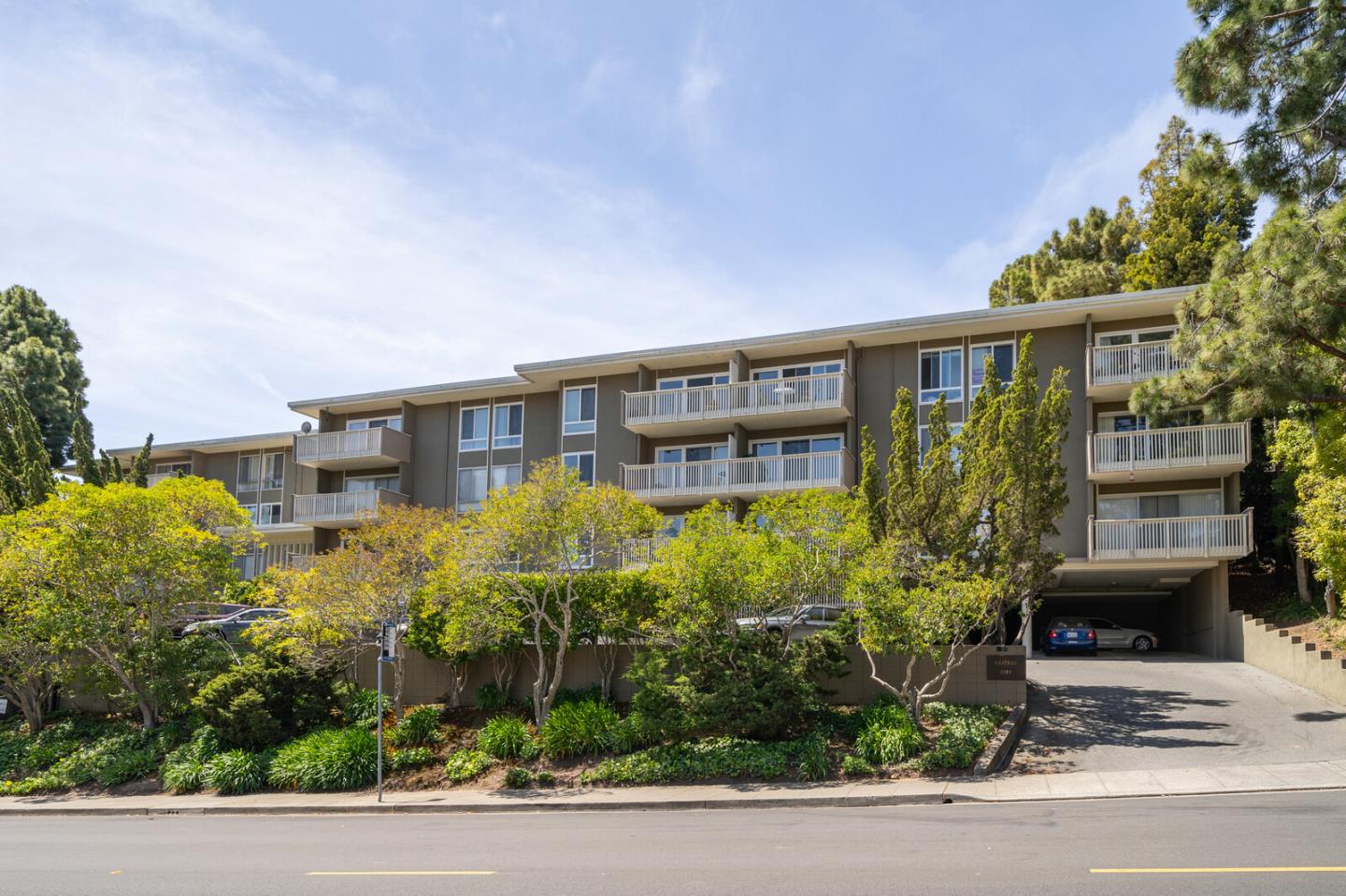 Detail Gallery Image 1 of 1 For 1101 Continentals Way #306,  Belmont,  CA 94002 - 1 Beds | 1 Baths