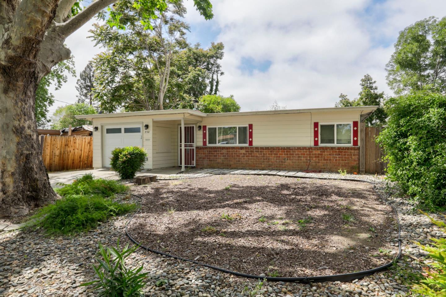 738 Lilly Ave, Hayward, CA 94544 3 Beds 1 Baths (Sold) ML81844659