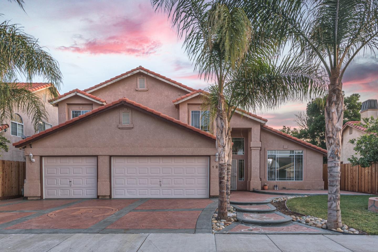 Detail Gallery Image 1 of 1 For 124 Santa Barbara St, Los Banos,  CA 93635 - 5 Beds | 3 Baths