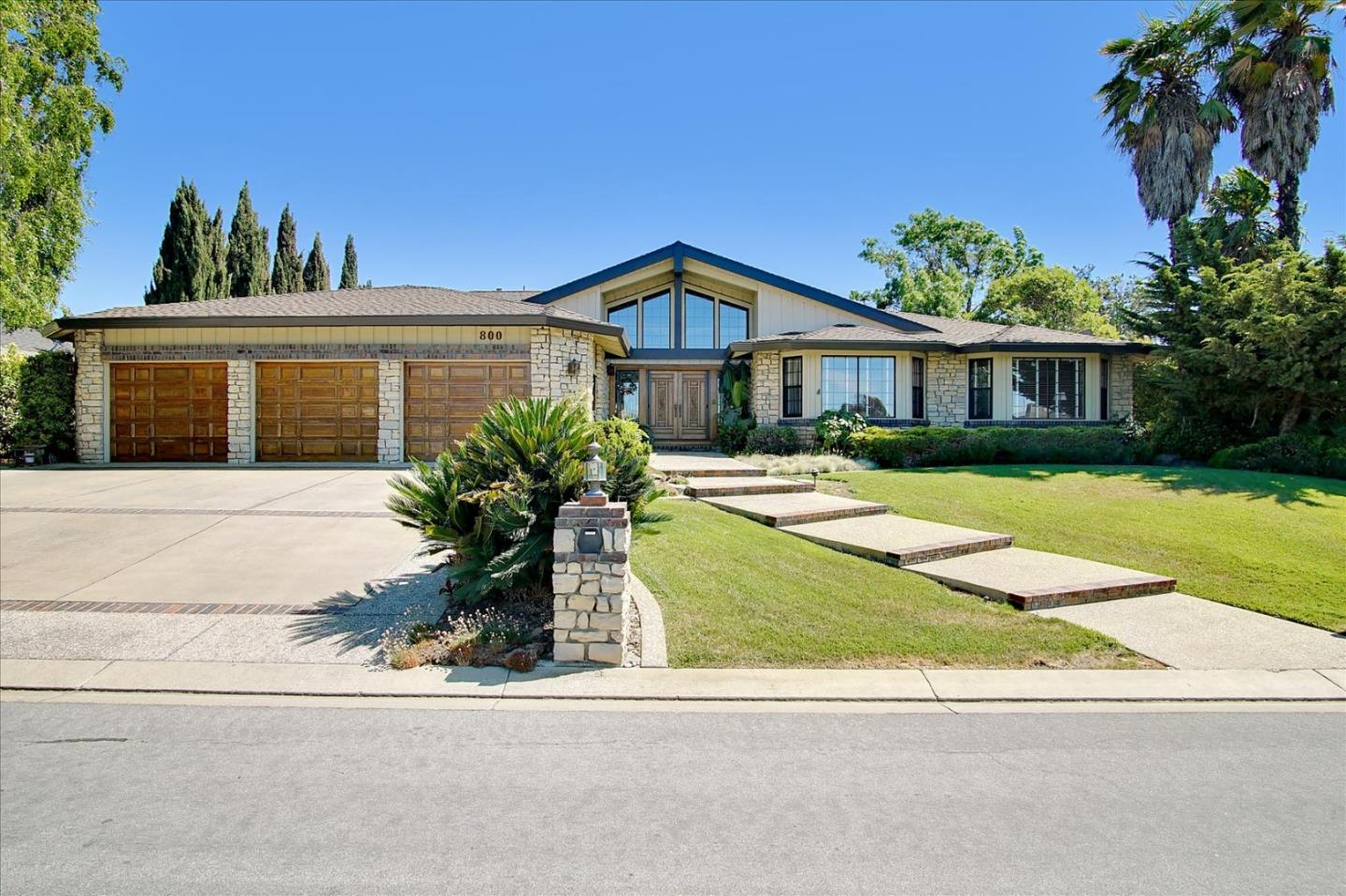 800 S Ridgemark Dr, Hollister, CA 95023 3 Beds 3 Baths (Sold