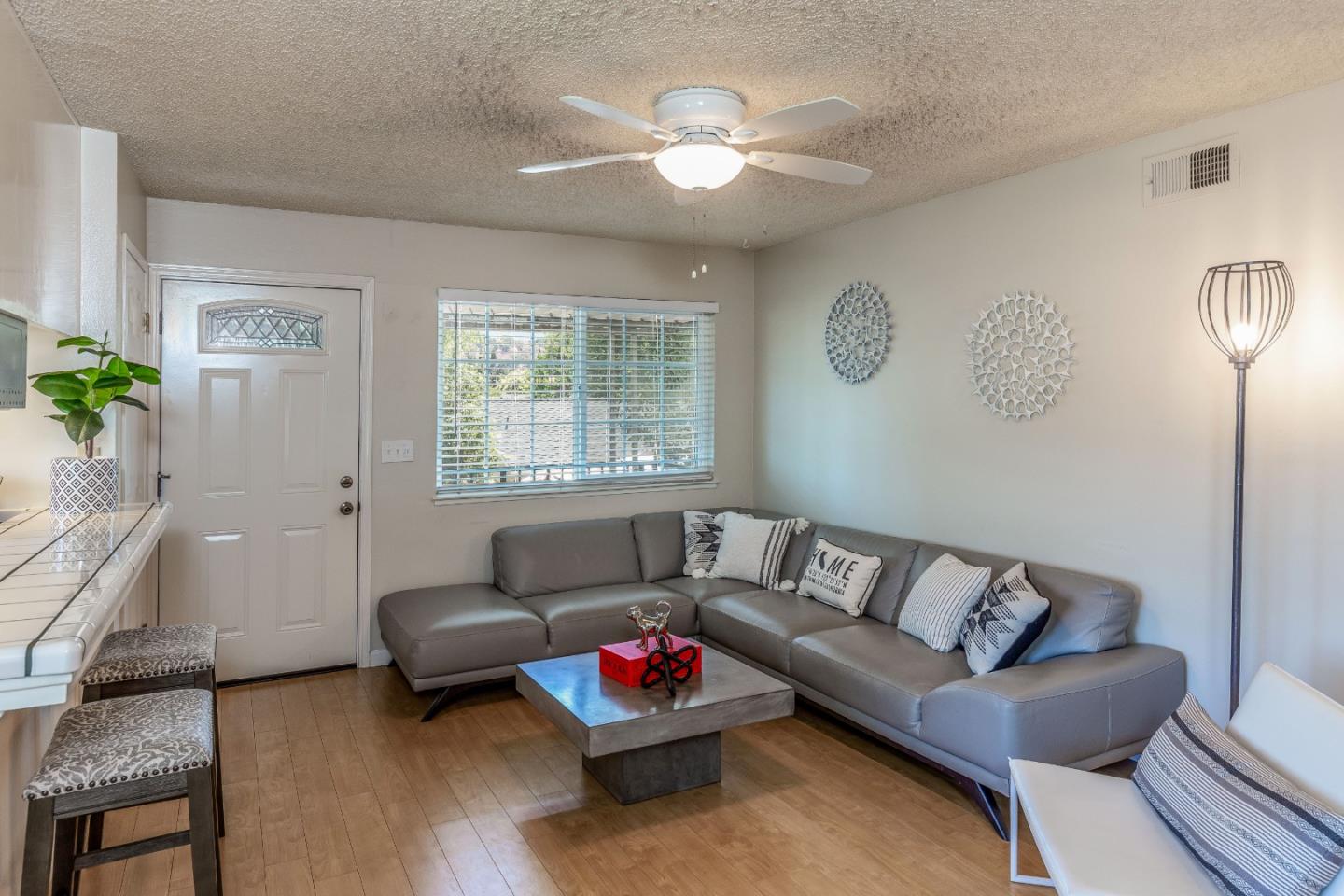 Detail Gallery Image 1 of 1 For 5724 Calmor Ave #4,  San Jose,  CA 95123 - 2 Beds | 1 Baths