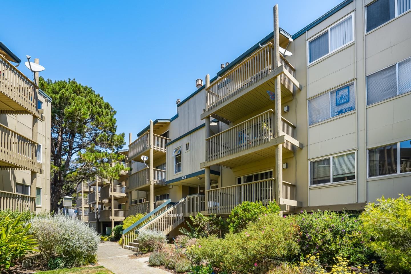 Detail Gallery Image 1 of 1 For 373 Half Moon Ln #202,  Daly City,  CA 94015 - 2 Beds | 2 Baths