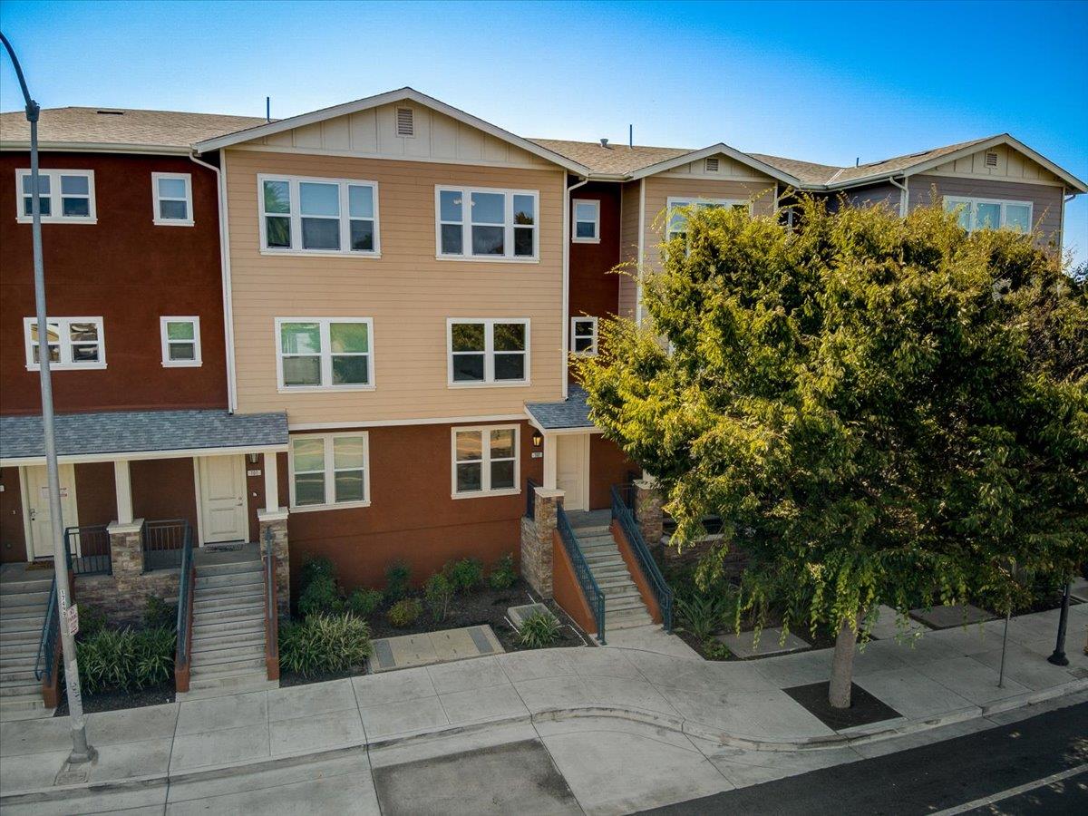 Detail Gallery Image 1 of 1 For 4018 Central Ave #102,  Fremont,  CA 94536 - 4 Beds | 2/1 Baths