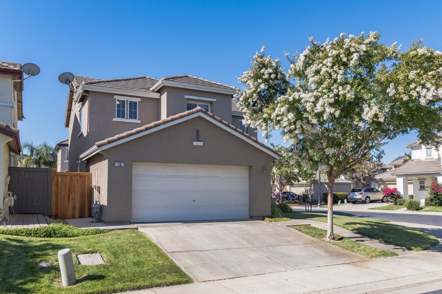 Detail Gallery Image 1 of 1 For 10 Anjou Cir, Sacramento,  CA 95835 - 3 Beds | 2/1 Baths