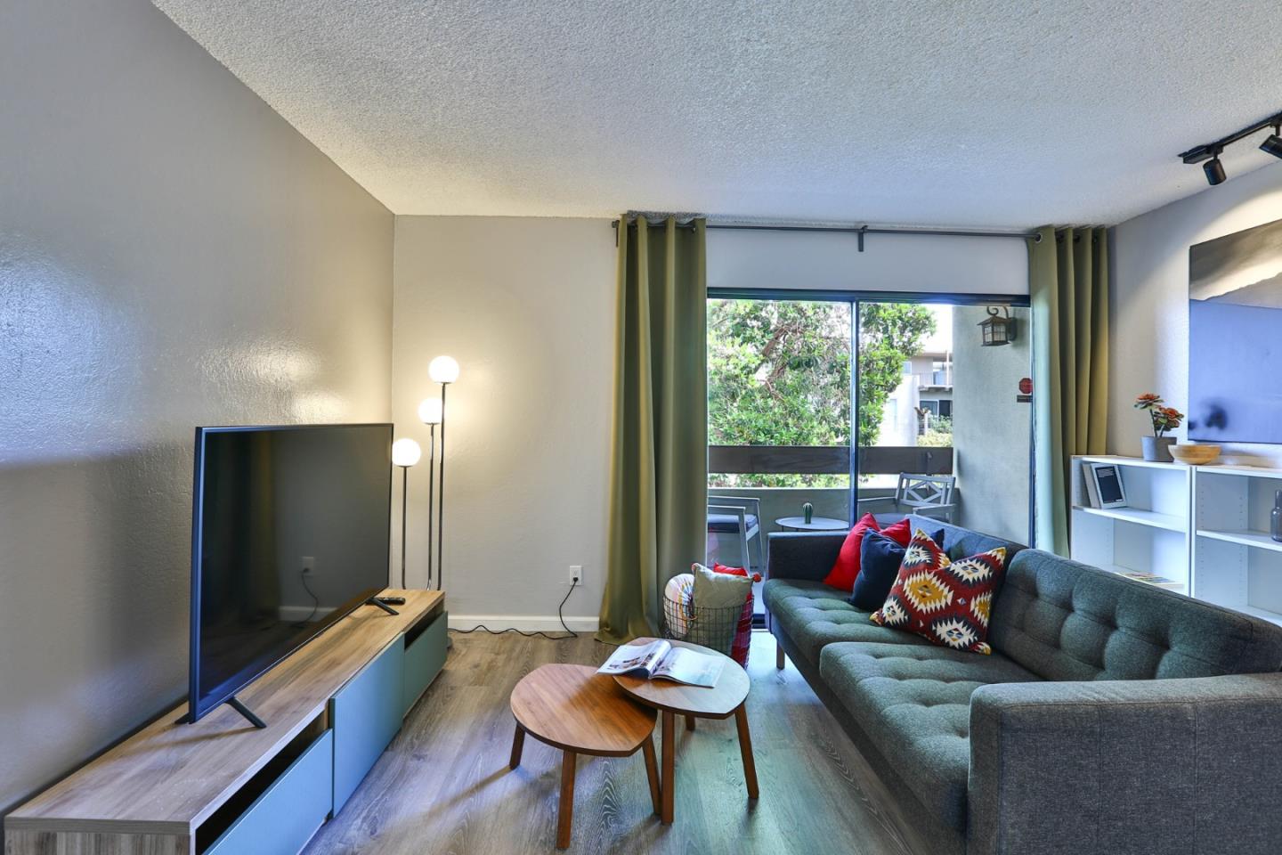 Detail Gallery Image 1 of 1 For 424 Orange St #204,  Oakland,  CA 94610 - 2 Beds | 1 Baths