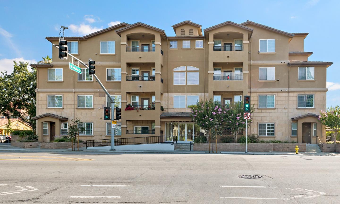 Detail Gallery Image 1 of 1 For 88 N Jackson Ave #405,  San Jose,  CA 95116 - 3 Beds | 2 Baths