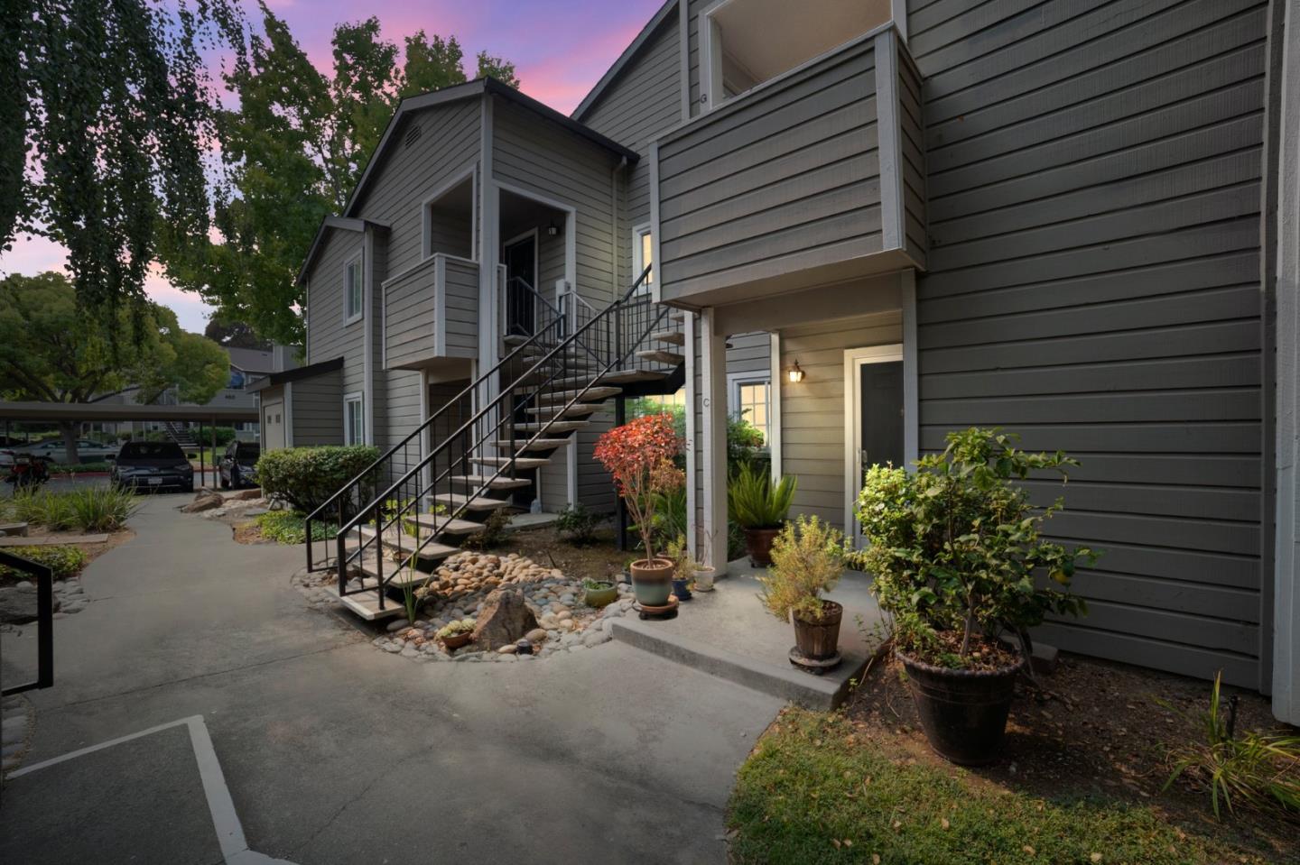 Detail Gallery Image 1 of 1 For 490 Canyon Oaks Dr #C,  Oakland,  CA 94605 - 2 Beds | 2 Baths