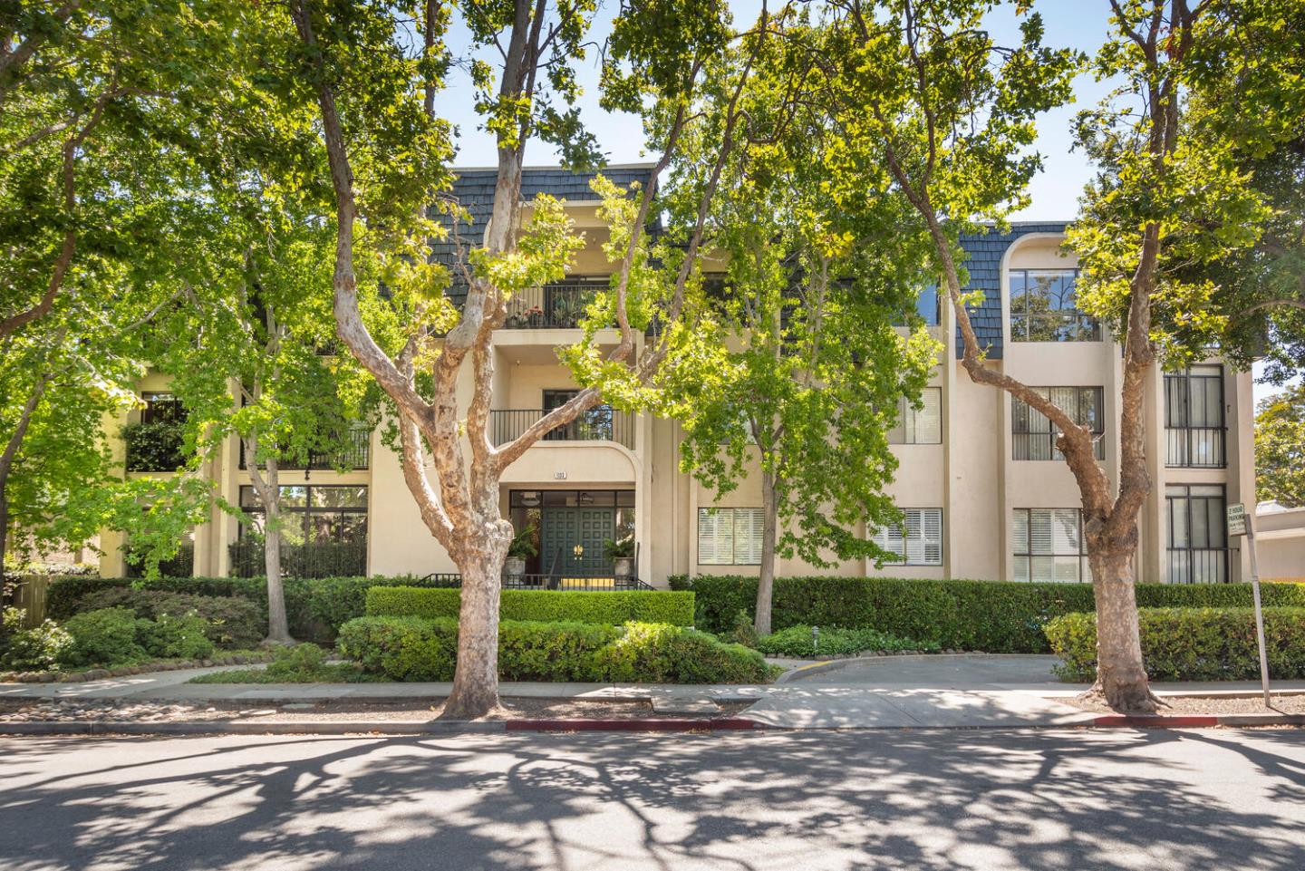 Detail Gallery Image 1 of 1 For 1133 Douglas Ave #101,  Burlingame,  CA 94010 - 2 Beds | 2 Baths