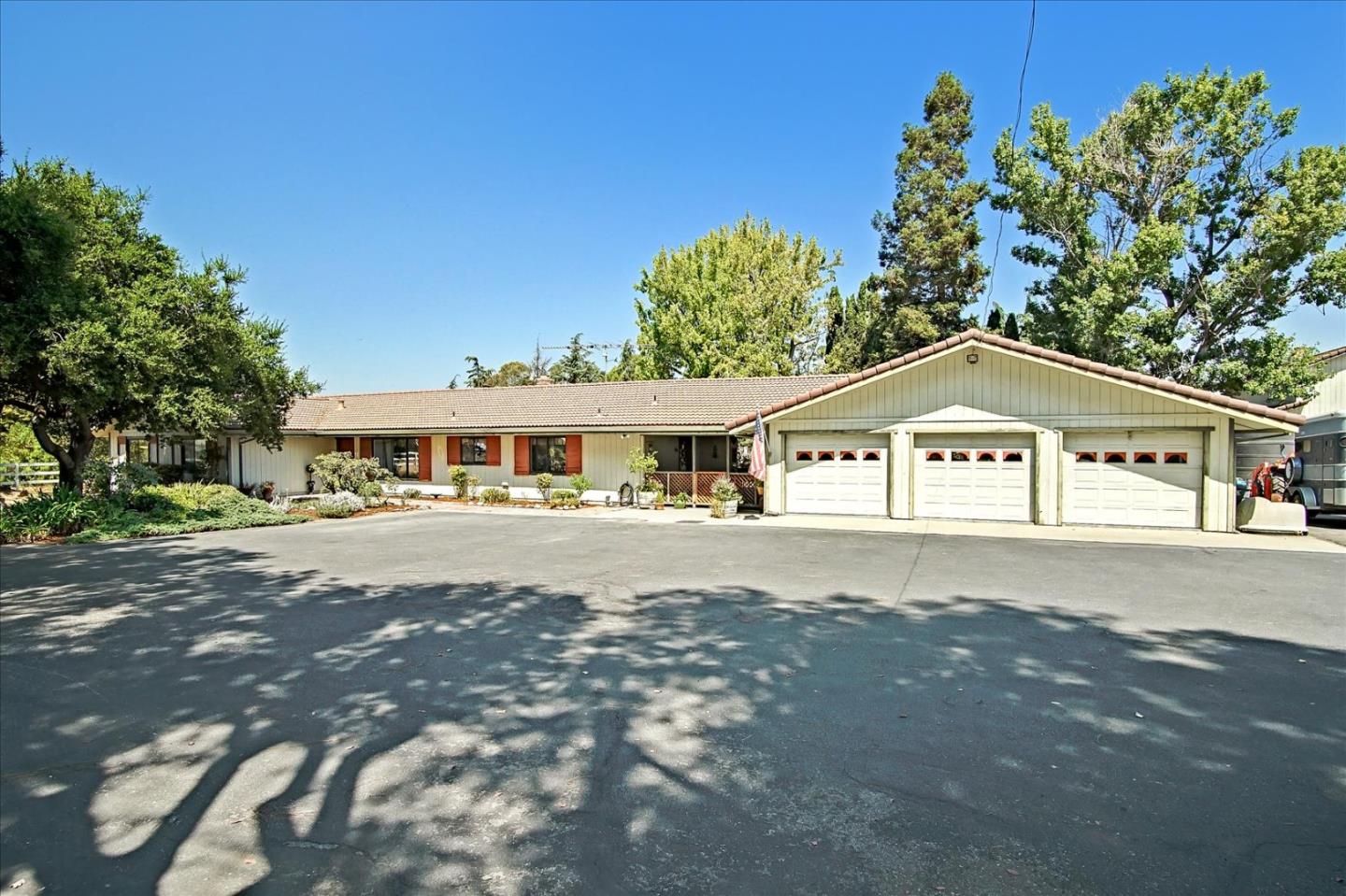 280 Lone Tree Rd, Hollister, CA 95023 3 Beds 2/1 Baths (Sold