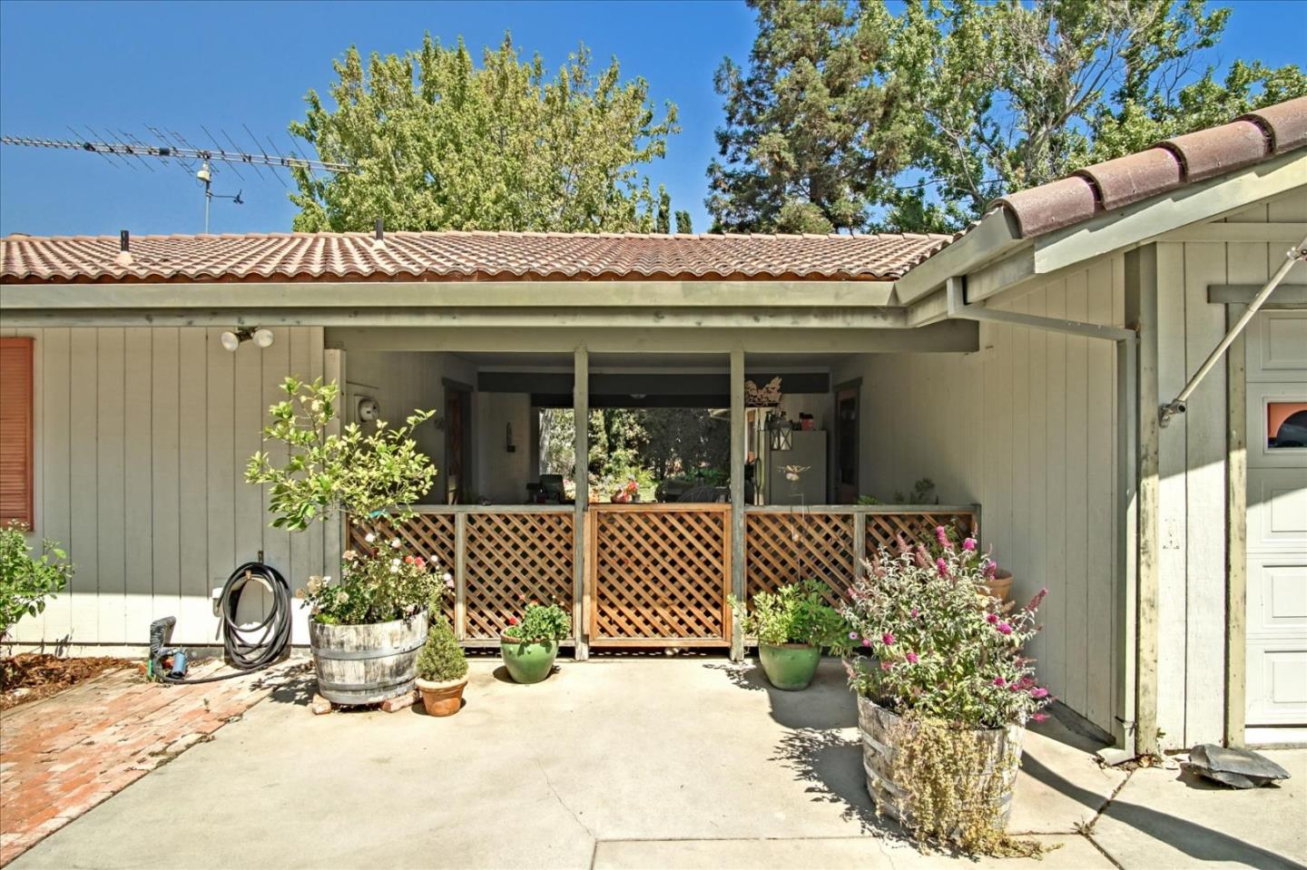 280 Lone Tree Rd, Hollister, CA 95023 3 Beds 2/1 Baths (Contingent