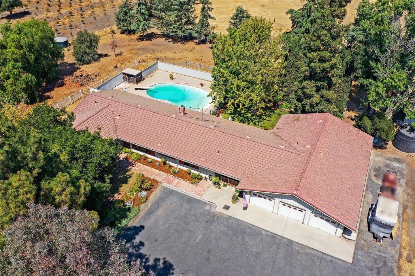 280 Lone Tree Rd, Hollister, CA 95023 3 Beds 2/1 Baths (Contingent