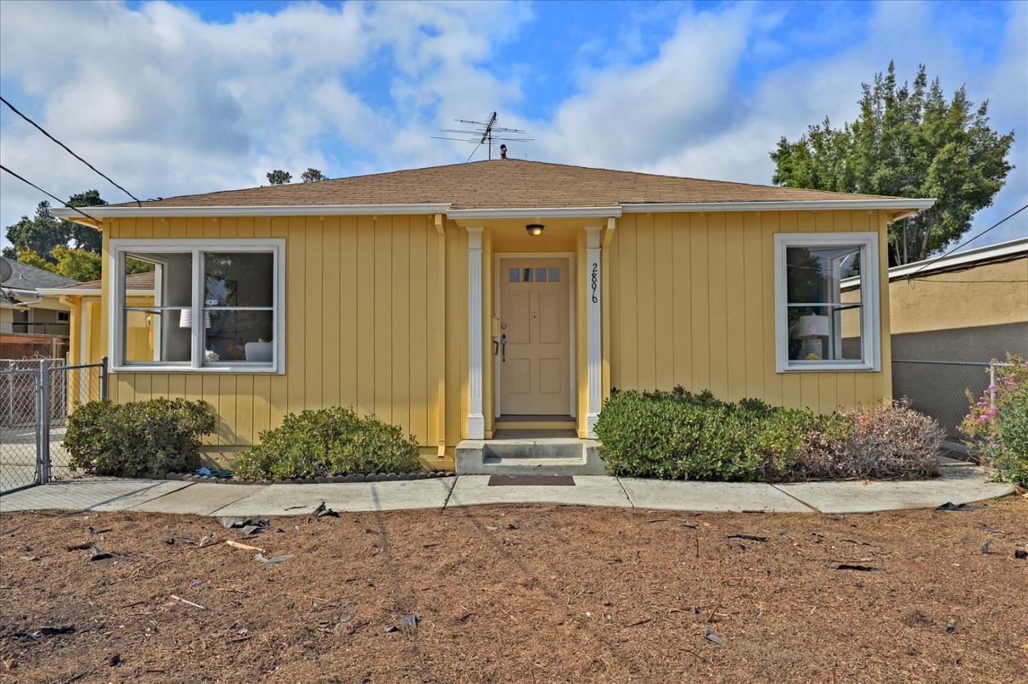 Detail Gallery Image 1 of 1 For 2896 Devonshire Ave, Redwood City,  CA 94063 - 3 Beds | 2 Baths