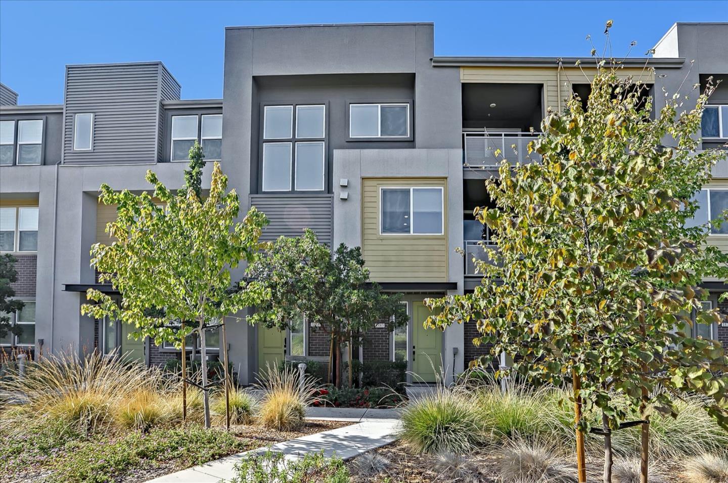 Detail Gallery Image 1 of 1 For 1883 Midnight Cir, San Jose,  CA 95133 - 2 Beds | 2 Baths