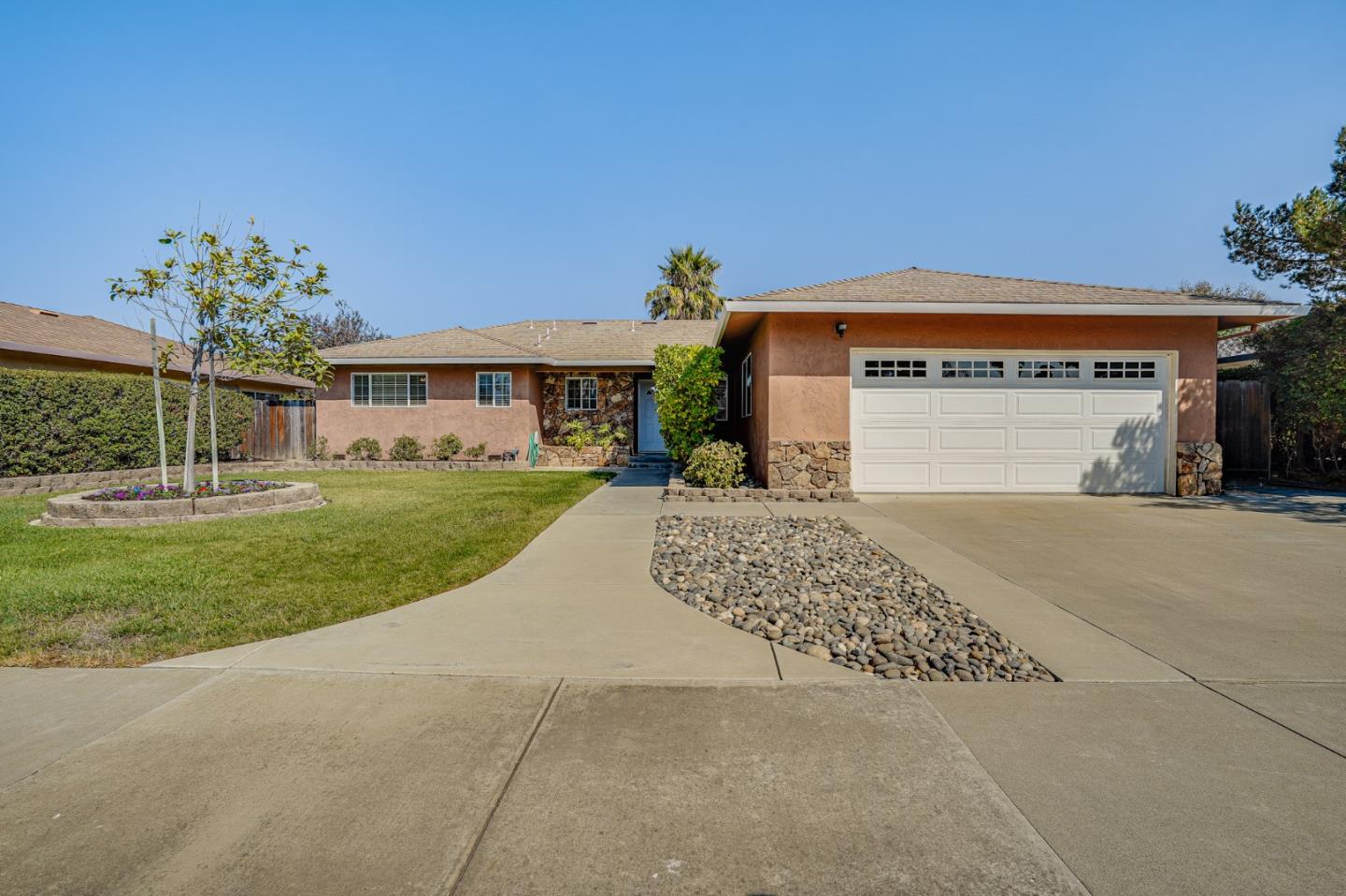 Detail Gallery Image 1 of 1 For 1550 Rainbow Dr, Hollister,  CA 95023 - 3 Beds | 2 Baths