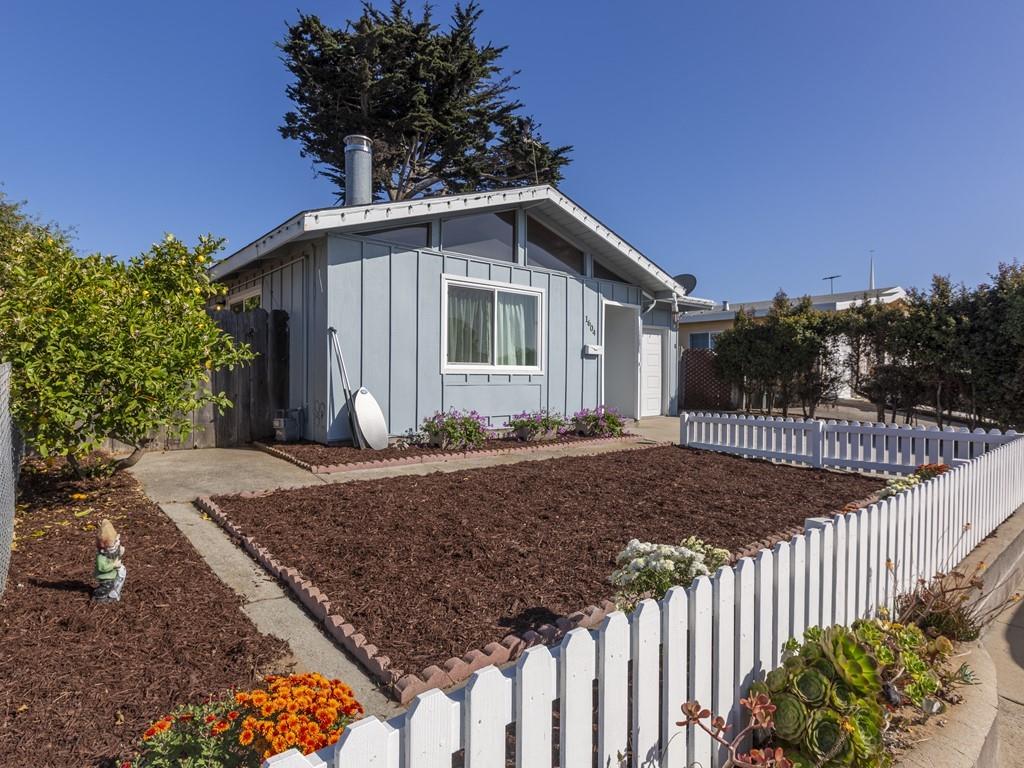 Detail Gallery Image 1 of 1 For 1604 Waring St, Seaside,  CA 93955 - 2 Beds | 1 Baths